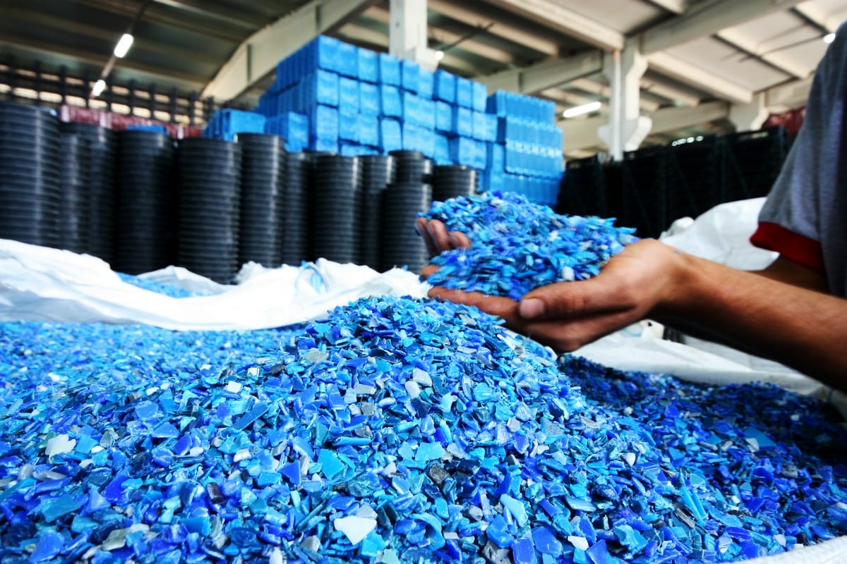 Wybór odpowiednich maszyn do recyklingu tworzyw sztucznych – na co zwrócić uwagę?
